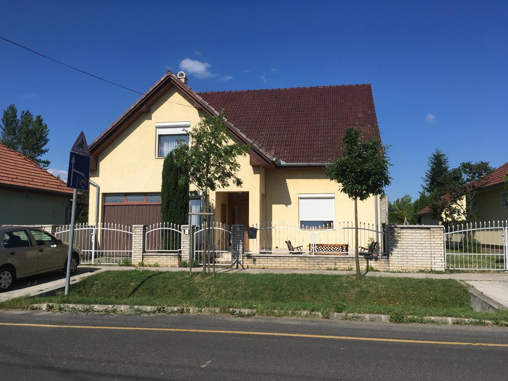 Boezsi Apartman Sárvár Exterior foto